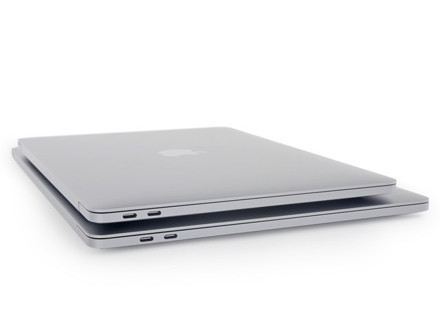 对比一下两款 Touch Bar（13 英寸和 15 英寸）的 MacBook Pro，除了尺寸不同，它们看起来几乎一模一样。