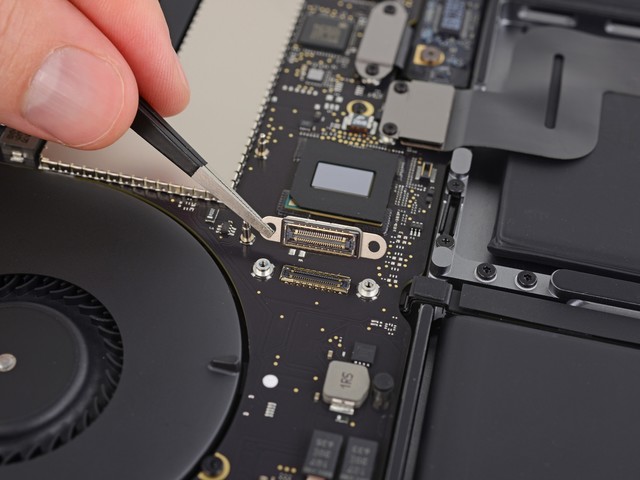 同样有一个不知道连接什么的连接器，苹果可能用来访问焊死的 SSD 的数据恢复。