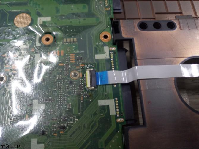 华硕K550J笔记本拆机清灰和更换光驱位硬盘架流程